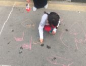 صور.. الانتخابات للجميع.. أطفال يزينون الشوارع برسومات أعلام مصر 