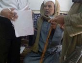 كفيف أثناء الإدلاء بصوته بقنا: "أنا فداء مصر ومقدرش اتأخر على بلدى"