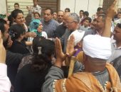 صور .. محافظ المنيا يتابع انتظام سير العملية الانتخابية بعدد من اللجان