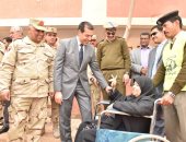 صور.. محافظ أسيوط يصطحب مسنه على كرسى متحرك للجنتها للإدلاء بصوتها