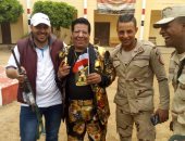 ختم النسر على صدر "شعبولا".. شعبان عبدالرحيم يدلى بصوته فى الهرم (صور)