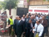 صور.. محافظ الغربية يتابع سير العملية الانتخابية فى جولة تفقدية على اللجان