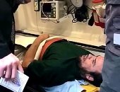 رئيس لجنة بالشرقية يصعد سيارة إسعاف لتمكين مريض من الإدلاء بصوته.. صور