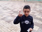 أطفال بالحبر الفسفورى.. صغار يشاركون ذويهم فى الانتخابات ببولاق الدكرور