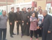 صور.. مديرية أمن الشرقية تنقل 12 من كبار السن والمرضى إلى لجانهما الانتخابية