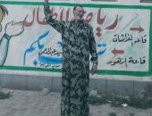 صور.. مواطن بالشرقية يرتدى عباءة من الزى العسكرى عقب تصويته بكفر صقر