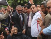 مسنة ترفع علامة النصر خلال تفقد محافظ كفر الشيخ إحدى اللجان