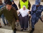قارئ يشارك بصورة لرجال الجيش والشرطة يساعدون المسنين على الإدلاء بأصواتهم