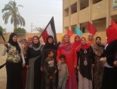 سيدات قرية الدوالطة ببنى سويف يدلين بأصواتهن حاملات أعلام مصر