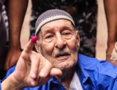"عم حسنى" 90 عاما تحدى المرض وأصر على الإدلاء بصوته: مصر غالية علينا أوى
