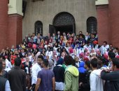 رئيس جامعة الإسكندرية يستقبل الطلاب المتوجهين للانتخابات