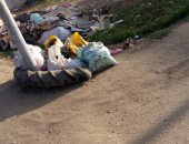 القمامة تتراكم فى شوارع قرية زهرة القبلية بالبحيرة.. والأهالى يطالبون برفعها