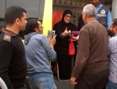 قاضٍ يخرج صندوق الاقتراع لإدلاء عجوز بصوتها فى سيارة إسعاف بالسويس