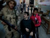 صور.. شاب على كرسى متحرك يدلى بصوته بزفتى: "تحيا مصر.. تحيا السيسى"