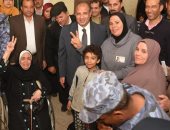  سيدة مسنة من ذوى الاحتياجات الخاصة ترفع علامة النصر داخل اللجنة بالإسكندرية