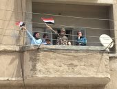 صور.. سيدة من سوهاج تلوح بعلم مصر وتهتف لرجال الجيش والشرطة