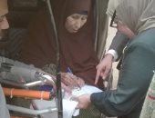 صور.. مواطنة تدلى بصوتها الانتخابى فى "توك توك" بالشرقية