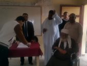 صور.. رئيس لجنة النصر بالقنطرة يساعد رجلا قعيدا على الانتخاب