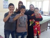 صور.. أطفال مدينة 15 مايو يشاركون فى الانتخابات الرئاسية بالحبر الفسفورى