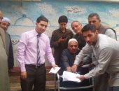 مسن يشارك فى الانتخابات الرئاسية بأطفيح: "انتخبت السيسى عشان مصر"