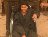 سيدة عجوز تتحدى العاصفة الترابية وتدلى بصوتها فى المنيا