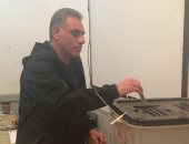 حمادة صدقى المدير الفنى لمنتخب الشباب يدلى بصوته فى انتخابات الرئاسة