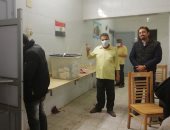 صور.. المصريون يتحدون الطقس السىء بالكمامات للمشاركة بالانتخابات فى الدقى