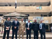 رئيس لجنة انتخابية ينزل بورقة التصويت لمسن فى المرج