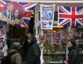 صور الأمير هارى وخطيبته ميجان تنتشر فى محلات الهدايا ببريطانيا
