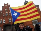 صور.. تظاهر مواطنون ألمان أمام سجن زعيم كتالونيا السابق فى نيومنستر