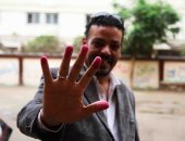 فيديو وصور.. ناخب يغمس 5 أصابع بالحبر الفسفورى: علشان أغيظ واحد صاحبى "مقاطع"