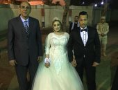 عروسان يتحديان العاصفة الترابية ويدليان بصوتهما بمنيه السباع فى بنها