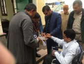 صور.. قاض فى الشرقية يذهب لكبار السن وذوى الاحتياجات خارج اللجنة للتصويت بالانتخابات