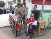 صور.. طفل يرتدى زيا عسكريا ويرفع علم مصر.. والسيدات تتوافد على لجان الغربية