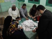 قوات الشرطة تنقل مسنة للجنة التصويت وتقدم لها العصائر