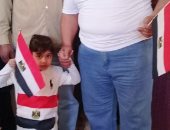 صور.. طفلة ترتدى تيشرت علم مصر داخل لجنة انتخابية فى بنى سويف