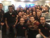 أمين تنظيم دعم مصر تلتقط صوره تذكارية مع فريق غرفة العمليات بالائتلاف 