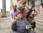 صور.. قاض بالجامعة العمالية يخرج باستمارة التصويت لمسن خارج اللجنة