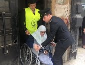 الأمن الإنساني.. الشرطة تساعد المواطنين في الظروف الطقسية السيئة بمطروح