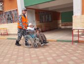 رجال القوات المسلحة يساعدون مسنا على الإدلاء بصوته فى بولاق أبو العلا