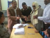 صور وفيديو.. كفيف أثناء الإدلاء بصوته فى بنى سويف: "علمولى على النجمة"