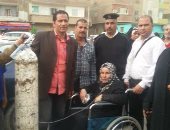 صور .. بخيتة شهدى تتحدى المرض وتذهب للجنة بأنبوبة الأكسجين فى السويس