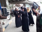 سيدة ترقص بالعصا أمام اللجان ببولاق الدكرور