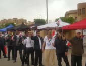 مواطنون ينظمون طوابير حاشدة أمام لجنة مدرسة سيزانبرواى بالتجمع