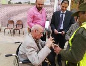 صور.. قاضٍ يخرج من لجنتة لمساعدة مسن فى المنوفية على التصويت
