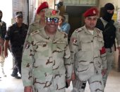 مساعد وزير الدفاع يتفقد لجان سوهاج والأهالى يستقبلونه بالأعلام.. فيديو وصور