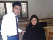 صور .. رئيس لجنة مدينة ههيا يساعد ناخبة مسنة فى الإدلاء بصوتها