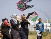 صور.. سيدات غزة يصنعن طائرات ورقية بالعلم الفلسطينى احتفالا بيوم الأرض