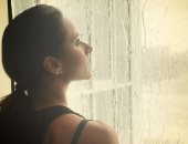 نيللى كريم تنشر صورة جديدة لها بالإسكندرية أثناء نزول المطر