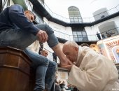 صور.. البابا فرانسيس يغسل أقدام 12 معتقلا خلال قداس بأحد السجون فى روما